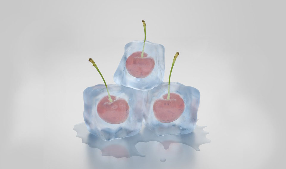 ijsblokjesvorm met kersen